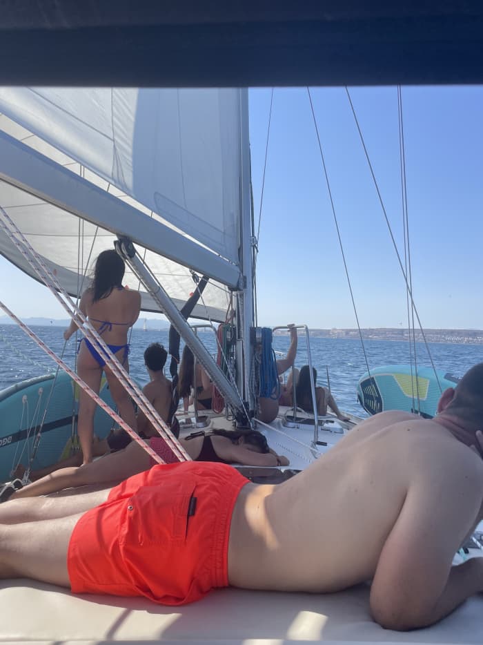 Privé-avontuur naar het eiland Tabarca, zeer comfortabele zeilboot van 16 meter. Familie of vrienden (hele dag). Brandstof inbegrepen!