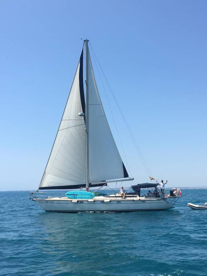 Privé-avontuur naar het eiland Tabarca, zeer comfortabele zeilboot van 16 meter. Familie of vrienden (hele dag). Brandstof inbegrepen!