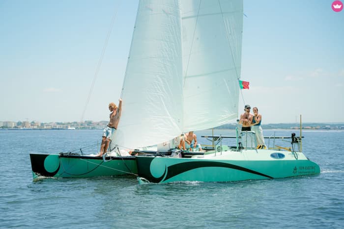 O melhor de Lisboa está na água: Seu dia inteiro privativo em um catamarã.