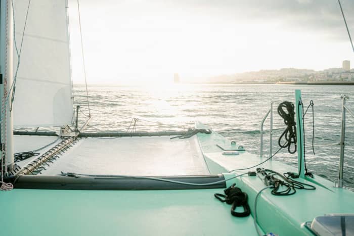 O melhor de Lisboa está na água: Seu dia inteiro privativo em um catamarã.