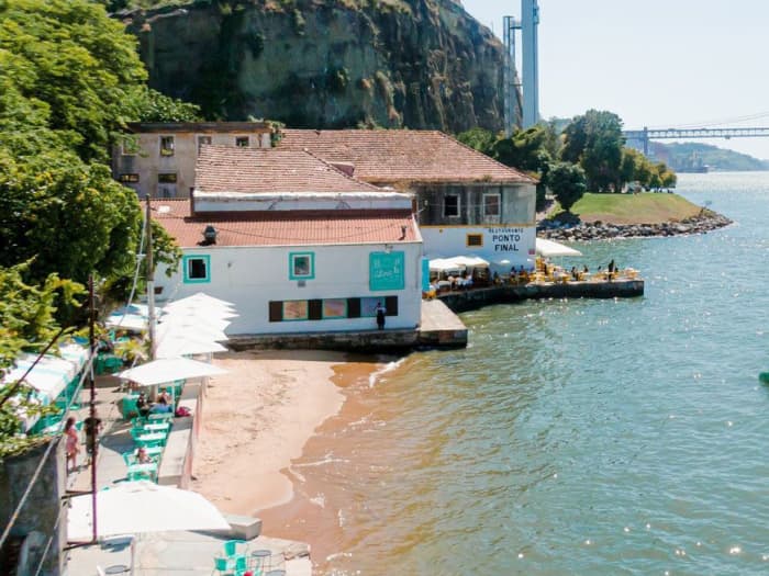 O melhor de Lisboa está na água: Seu dia inteiro privativo em um catamarã.