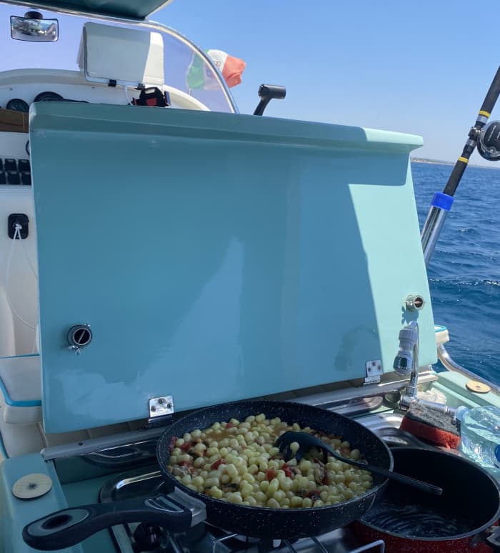 Profitez du soleil lors d'une excursion en bateau de 8 heures à Lizzano