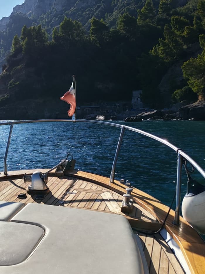 Genießen Sie eine 7-stündige Motorbootfahrt, um Maiori zu erkunden.