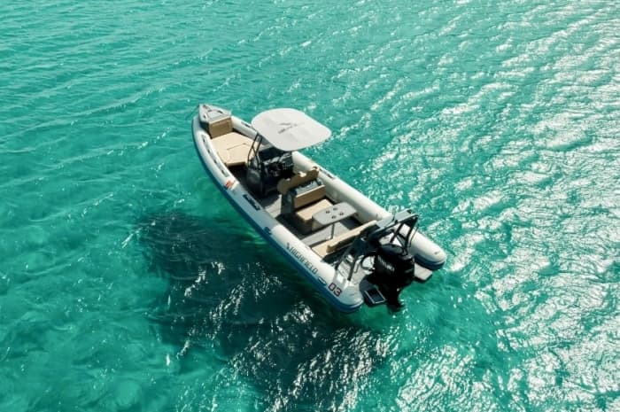 Louez un bateau à moteur pour 4 heures de plaisir