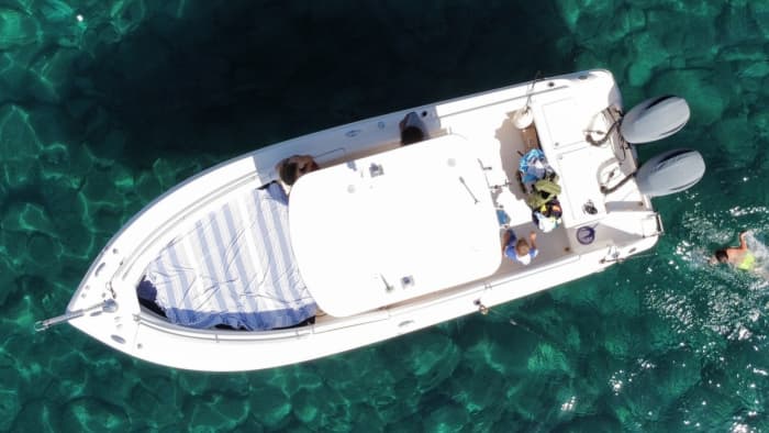 4 horas de sol alrededor del puerto deportivo de Marciana en una lancha motora.