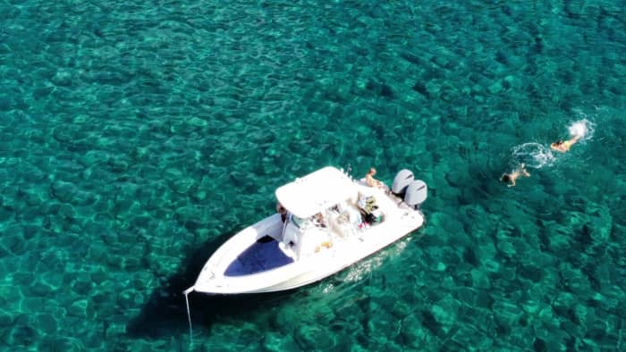 4 horas de sol alrededor del puerto deportivo de Marciana en una lancha motora.