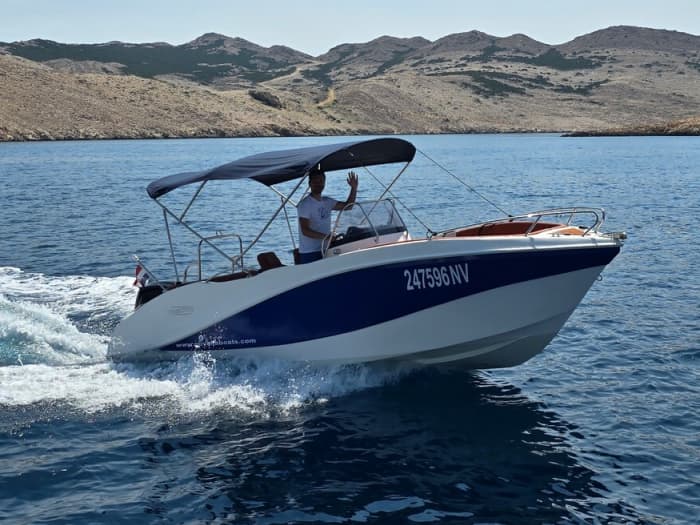 Een kristalheldere ervaring: ontdek Novalja vanaf een motorboot.
