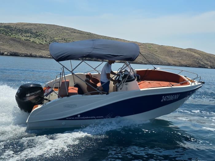 Een kristalheldere ervaring: ontdek Novalja vanaf een motorboot.