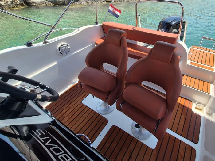 Een kristalheldere ervaring: ontdek Novalja vanaf een motorboot.