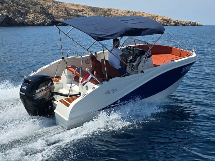 Een kristalheldere ervaring: ontdek Novalja vanaf een motorboot.