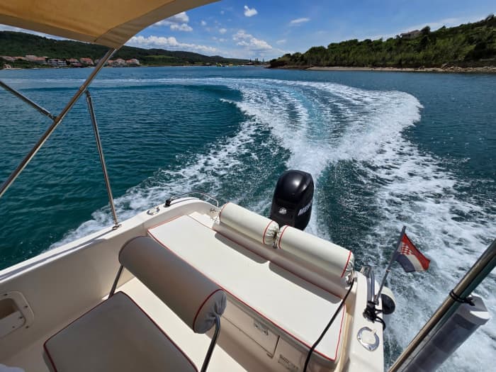 Ontdek Novalja tijdens een dagtocht op een motorboot.