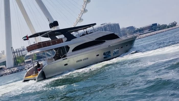 Un avant-goût de la grande vie : excursion d'une heure en yacht à Dubaï