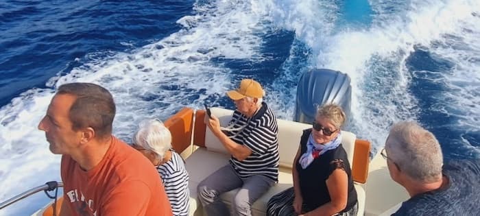 Mer, amour et soleil : une journée riche en émotions à bord d'un bateau à moteur