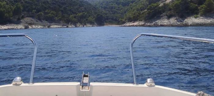 Een dagje rond Omiš: Geniet 6 uur lang van een ontdekkingstocht op een motorboot.