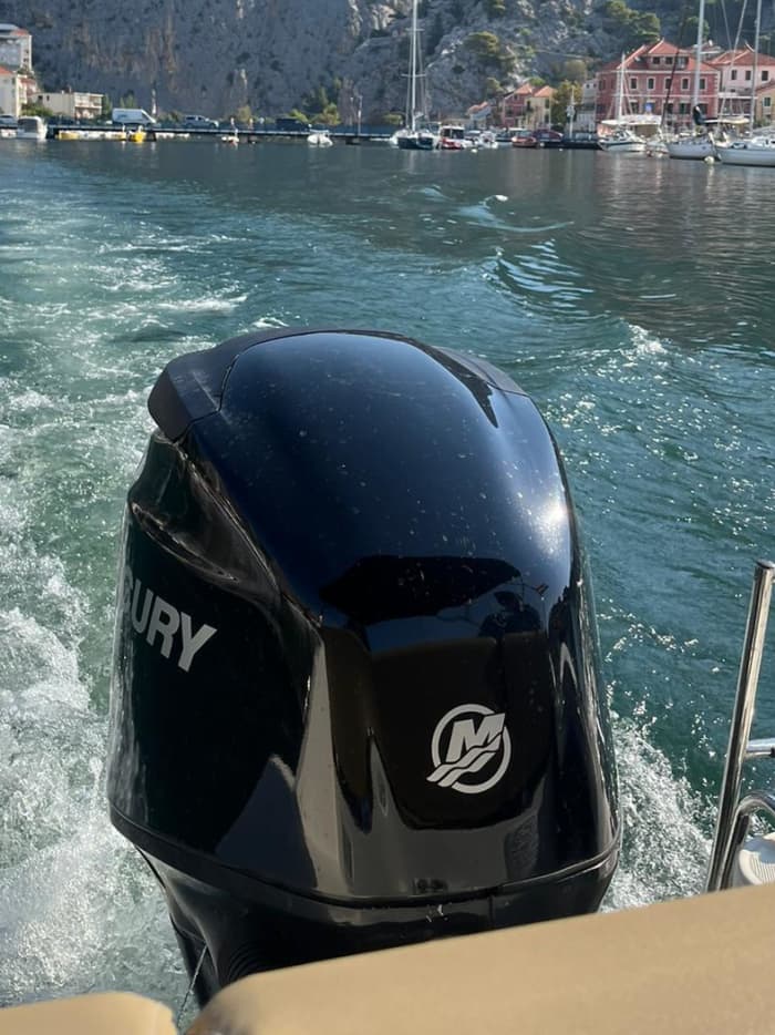 Een dagje rond Omiš: Geniet 6 uur lang van een ontdekkingstocht op een motorboot.