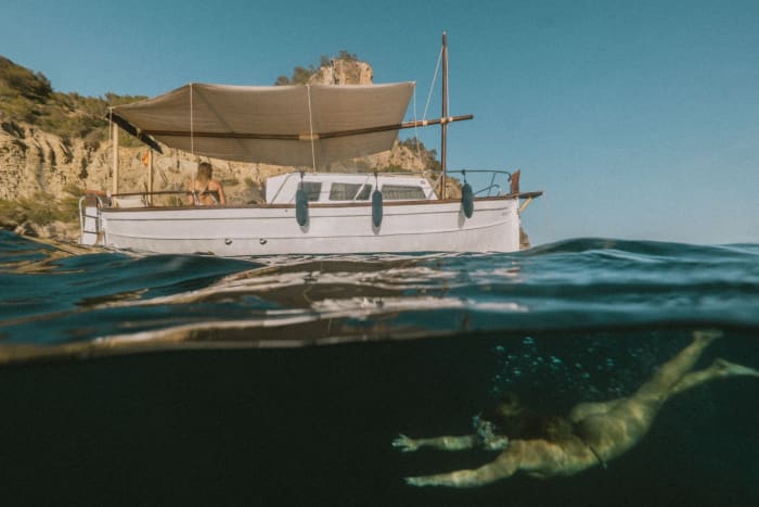 Verken Santa Eulalia del Río vanaf het water: een hele dag op het water aan boord van een motorboot.