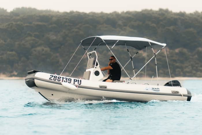 Scopri le coste di Pola: un'escursione di un'intera giornata a bordo di un motoscafo.