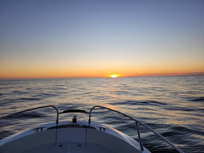 Pôr do sol: Alugue uma lancha e aproveite o melhor pôr do sol.