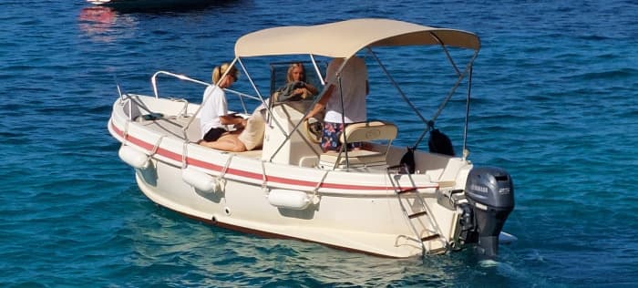 Verken de verborgen baaien van Hvar per motorboot.