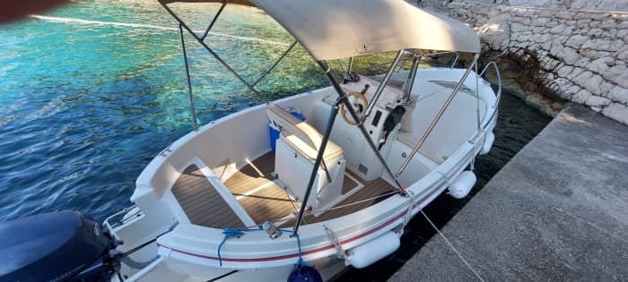 Verken de verborgen baaien van Hvar per motorboot.