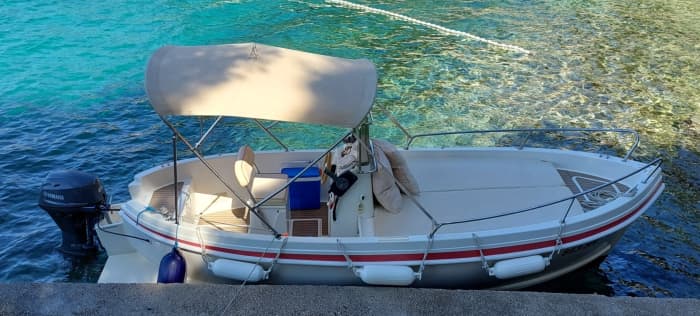 Verken de verborgen baaien van Hvar per motorboot.