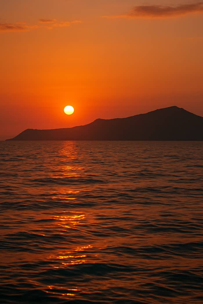 Santorini solnedgångskryssning – Privat kvällsflykt till sjöss