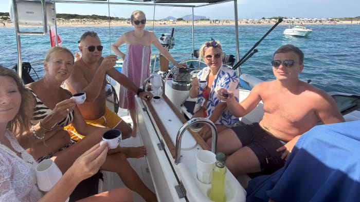 Discover Tavolara and dolphins tours up to 10 people