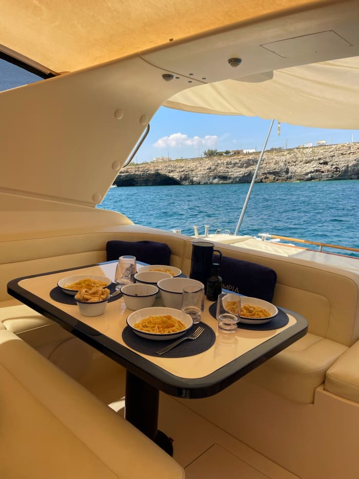 Um dia para descobrir Gallipoli: A verdadeira Dolce Vita a bordo de um iate a motor.