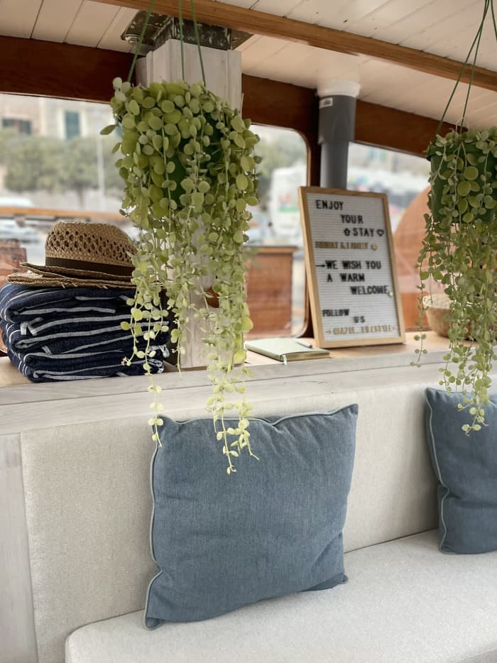 Tu día en Port de Sóller: Alquila una lancha motora para un día completo de descubrimiento.