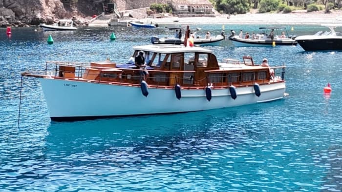 Tu día en Port de Sóller: Alquila una lancha motora para un día completo de descubrimiento.