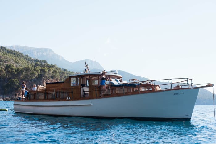 Tu día en Port de Sóller: Alquila una lancha motora para un día completo de descubrimiento.