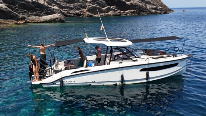 Din privata motorbåt för en dag runt Santa Eulalia del Río