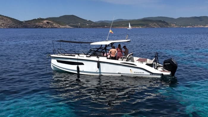 Din privata motorbåt för en dag runt Santa Eulalia del Río