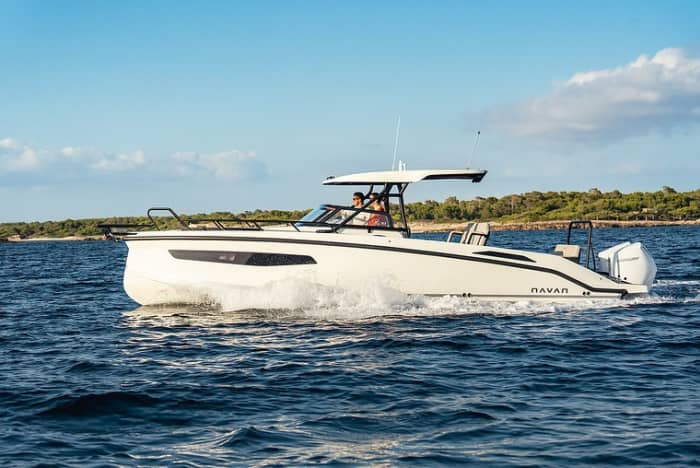 Een privé-motorboot voor een dag rond Santa Eulalia del Río.