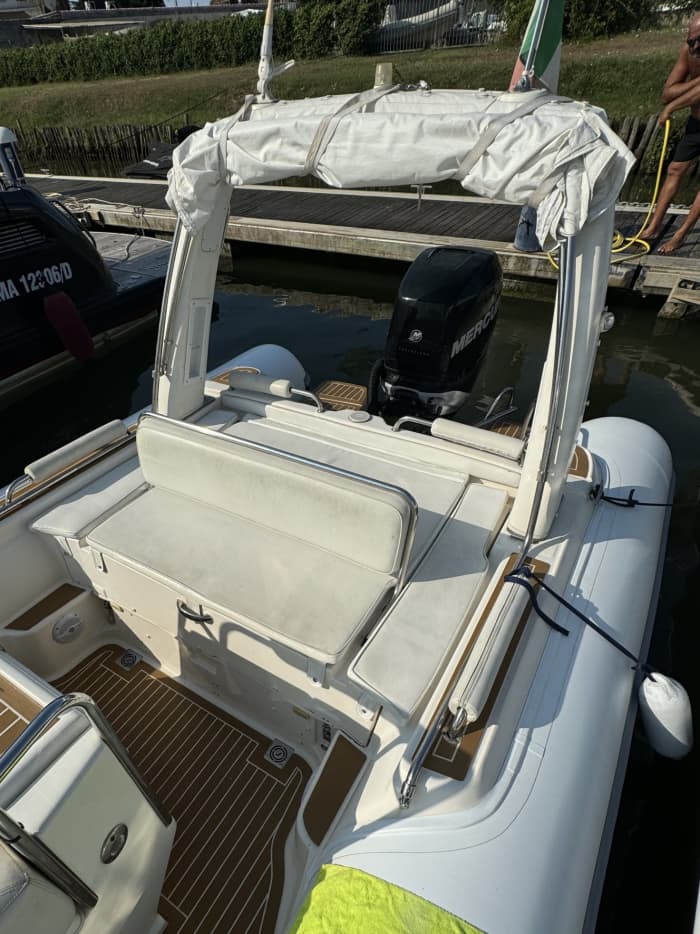 Enjoy 9h on a motorboat to explore Terracina