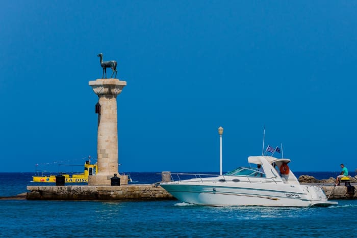 Huur een motorboot voor 2,5 uur plezier.