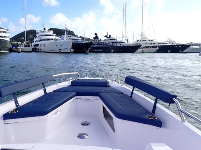 Entdecken Sie Saint Martin: Ein sonniger Tag auf einem Motorboot