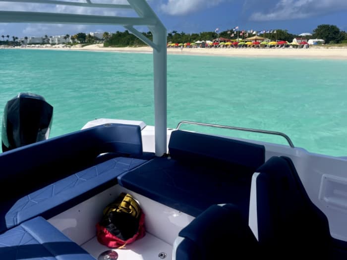 Entdecken Sie Saint Martin: Ein sonniger Tag auf einem Motorboot