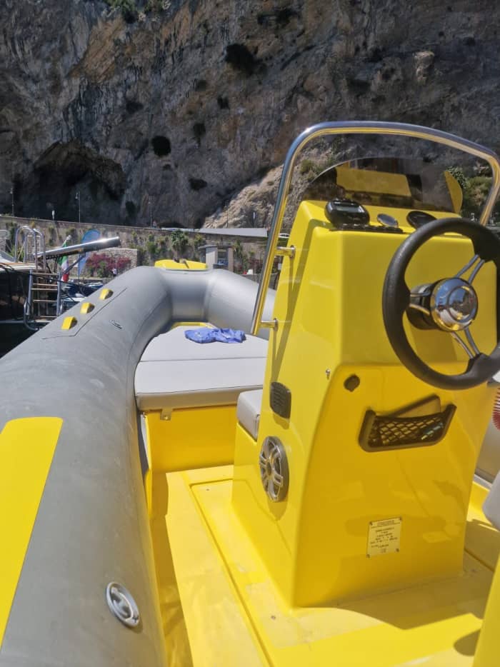 Ihr Tag in Maiori: Mieten Sie ein Motorboot für 8 Stunden und entdecken Sie diese Welt.

Teilen Sie Ihre Erlebnisse mit uns und besuchen Sie die Amalfiküste.