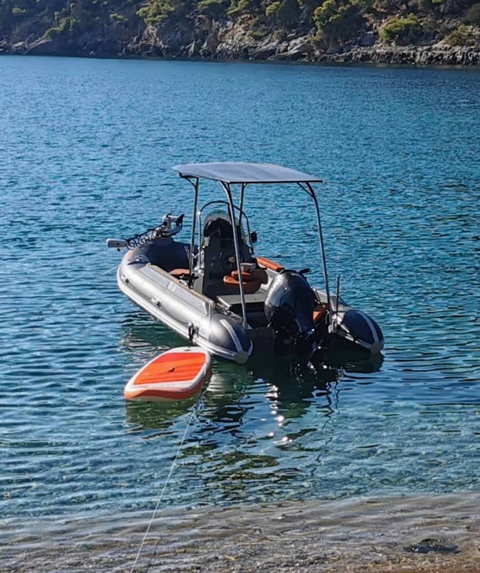 Découvrez les rivages d'Athènes : une excursion d'une journée complète à bord d'un bateau à moteur