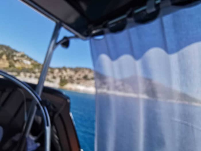 Découvrez les rivages d'Athènes : une excursion d'une journée complète à bord d'un bateau à moteur