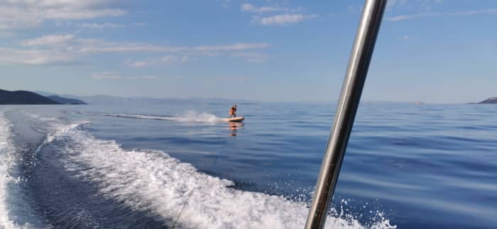 Découvrez les rivages d'Athènes : une excursion d'une journée complète à bord d'un bateau à moteur