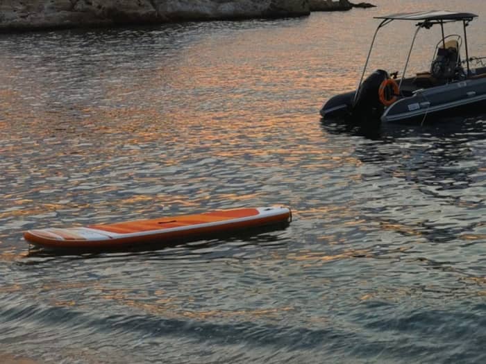 Découvrez les rivages d'Athènes : une excursion d'une journée complète à bord d'un bateau à moteur