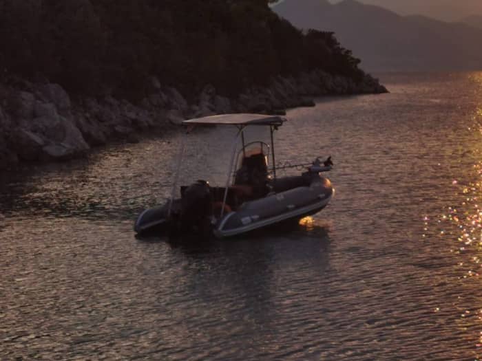 Découvrez les rivages d'Athènes : une excursion d'une journée complète à bord d'un bateau à moteur