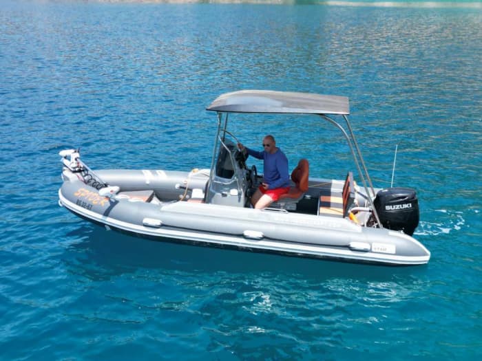 Découvrez les rivages d'Athènes : une excursion d'une journée complète à bord d'un bateau à moteur
