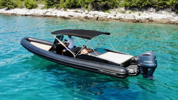 Jouw dag in Trogir: Huur een motorboot voor een dag vol ontdekkingen.