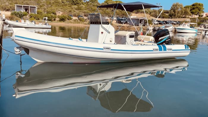 Scopri l'incanto del mare di Sardegna a bordo con noi