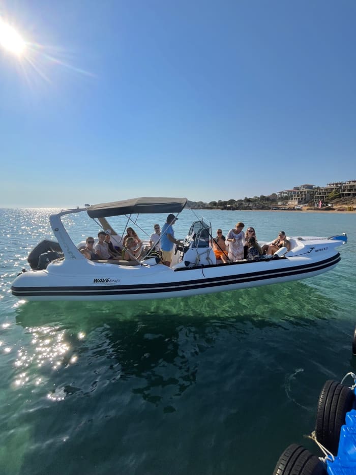 Excursion en bateau haut de gamme à Zakynthos. Explorez les grottes bleues, l'île aux tortues, la plage de Myzithres et bien plus encore.