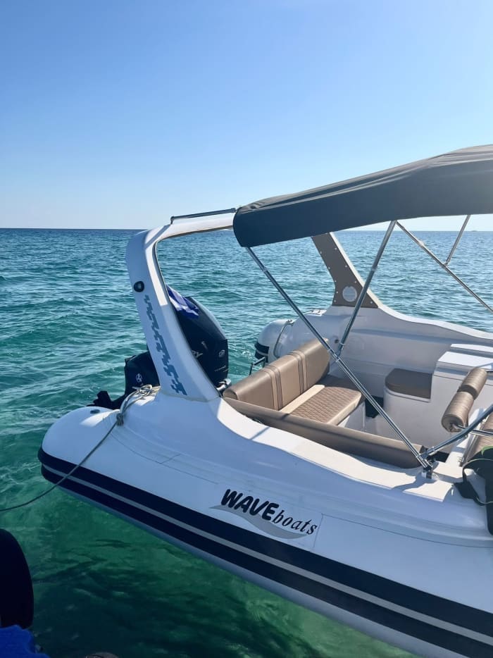 Excursion en bateau haut de gamme à Zakynthos. Explorez les grottes bleues, l'île aux tortues, la plage de Myzithres et bien plus encore.