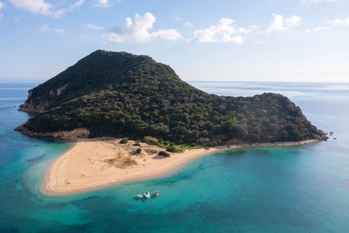 Excursion en bateau haut de gamme à Zakynthos. Explorez les grottes bleues, l'île aux tortues, la plage de Myzithres et bien plus encore.